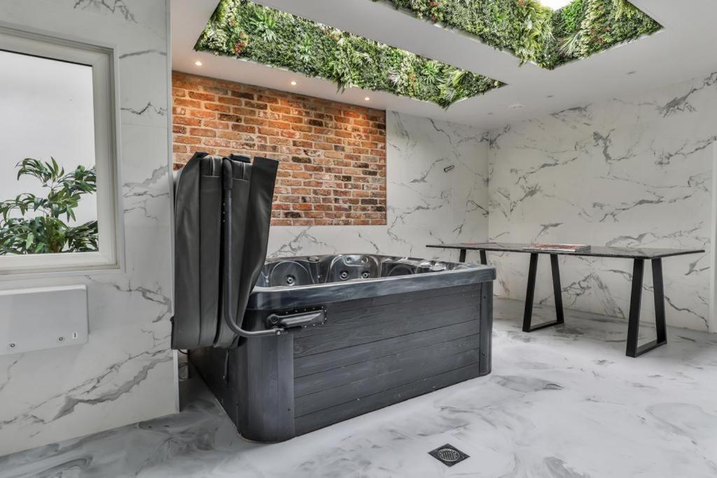 23 Trafalgar Square With Hot Tub And Cinema Scarborough Exterior foto