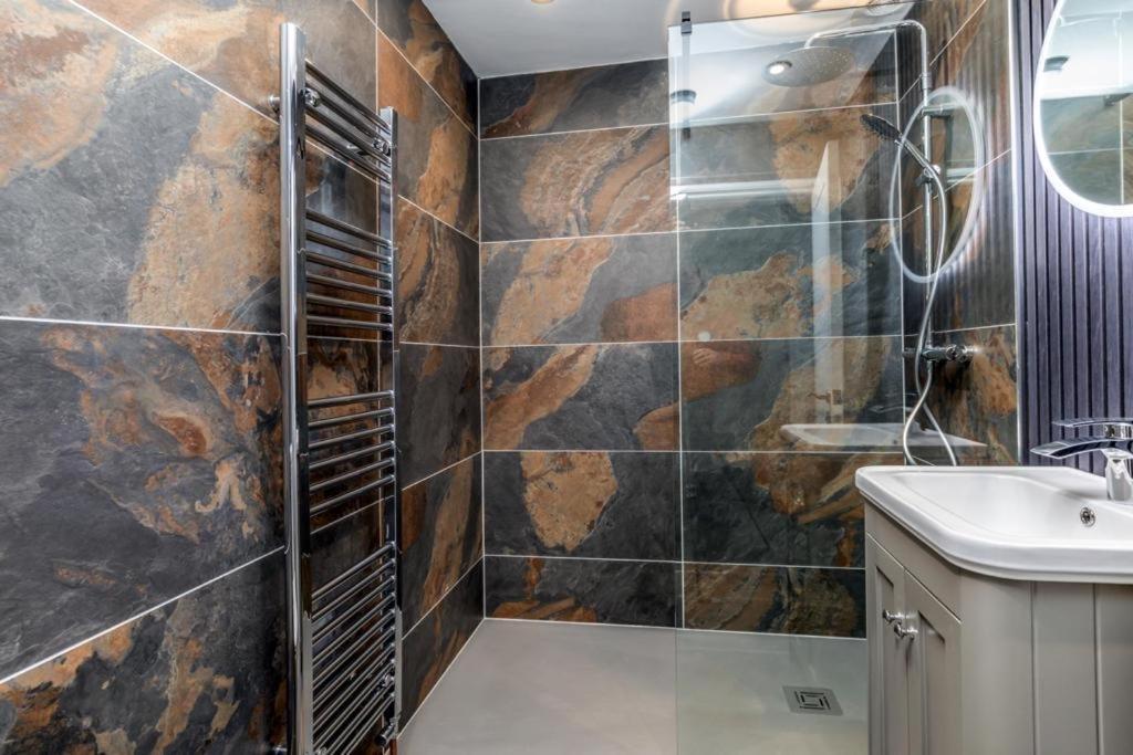 23 Trafalgar Square With Hot Tub And Cinema Scarborough Exterior foto